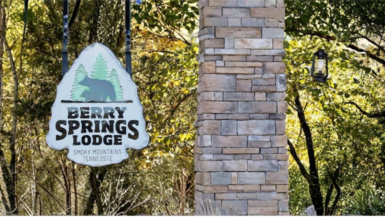 Exterior shot of the sign at Berry Springs Lodge